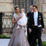 Victoria de Suecia con la princesa Estelle en brazos y su marido Daniel Westling llegan a la boda de Magdalena de Suecia y Christopher O´Neill
