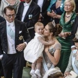 Victoria de Suecia besa dulcemente a su hija, la princesa Estelle durante la boda de Magdalena de Suecia y Christopher O´Neill