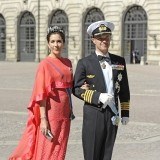 Mary de Dinamarca apuesta por el tono coral para asistir a la boda de Magdalena de Suecia y Christopher O´Neill