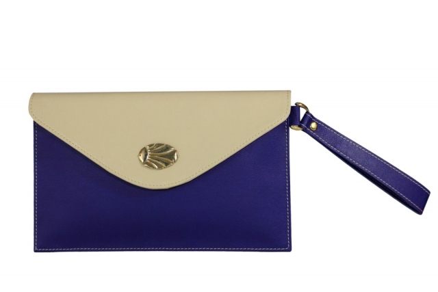 Foto Bolso de mano tipo sobre en azul y color crema