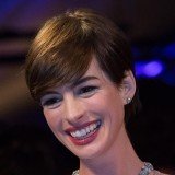 Anne Hathaway con corte de pelo pixie, flequillo a un lado en castaño