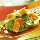 Ensalada de aguacate con frutos secos y surimi
