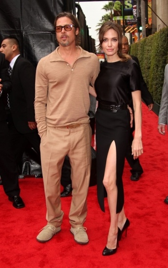 Foto Angelina Jolie apuesta por el negro y las aberturas