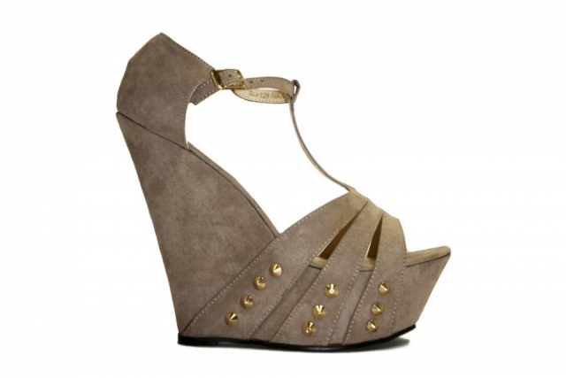 Foto Sandalias de cuña y plataforma con tachuelas