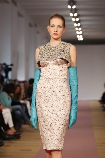 Foto Mezcla detalles metalizados con prendas de corte más clásico