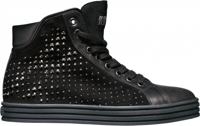 Foto Zapatillas negras con tachuelas