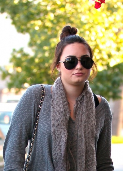 Foto Demi Lovato apuesta por el moño bailarina en su look casual