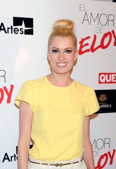 Foto Adriana Abenia muy sexy con un moño bailarina