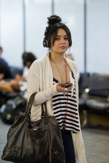 Foto Vanessa Hudgens viaja con un moño de bailarina