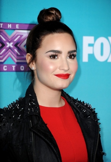 Foto Demi Lovato apuesta por el moño nudo a lo alto de la cabeza