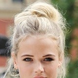 Gabriella Wilde con moño de bailarina, le da un toque diferente a su look