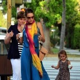 Alessandra Ambrosio cambia las reglas con un largo vestido para conectar con la naturaleza