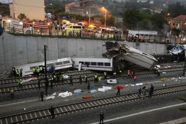 Foto Santiago de Compostela suspende los festejos después del grave accidente de tren
