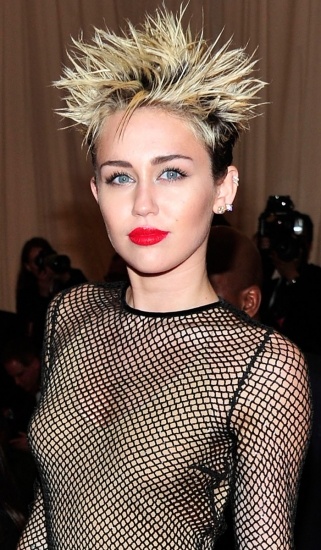 Foto Miley Cyrus luce un precioso pintalabios rojo intenso Foto Miley Cyrus luce un precioso pintalabios rojo intenso