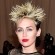 Ir a la foto Miley Cyrus luce un precioso pintalabios rojo intenso