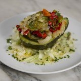 Aguacate relleno de verduras