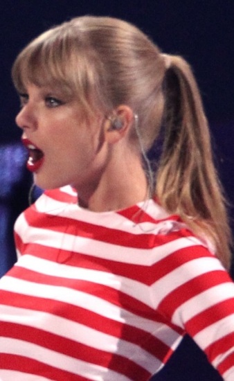 Foto Taylor Swift es una de las celebrities que mejor sabe lucir el binomino recogido + flequillo