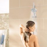 No dudes en darte una ducha de agua fría o un refrescante baño en el mar o la piscina para sobrellevar el calor