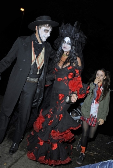 Foto Kate Moss y Jamie Hince disfrazados de flamencos zombies