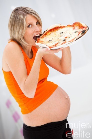 Foto Es falso que durante el embarazo haya que comer por dos