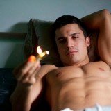 Álex González luce torso y abdominales sin camiseta