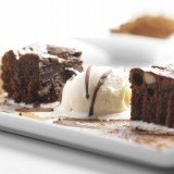 Brownie de chocolate con frutos secos y helado de vainilla