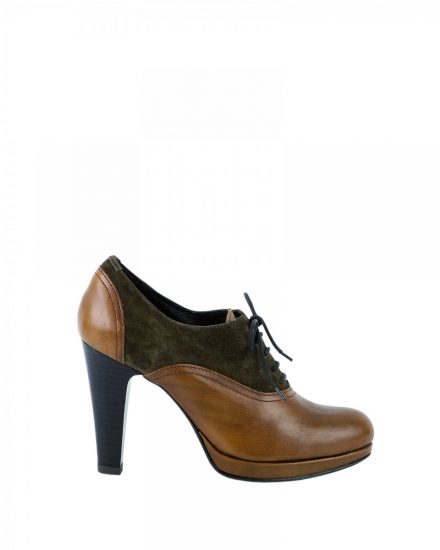 Foto Si no renuncias al tacón ni en los días de lluvia, elige zapatos de estilo abotinados para darle un toque distinto a tus estilismos