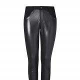 Los leggings de cuero pueden ayudarte a conseguir un look de lluvia de lo más estiloso