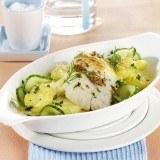Lecho de patatas con merluza y calabacín