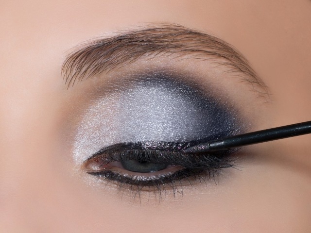 Foto Paso 3 maquillaje de ojos para Navidad y Nochevieja