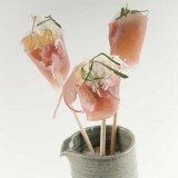 Piruleta de kiwi con jamón serrano y nieve de queso parmesano