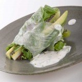 Rollito de primavera con kiwi, aguacate, canónigos y salsa de chile