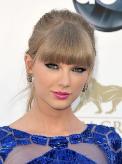 Foto Taylor Swift apuesta por el gloss rosa para dar un toque juvenil