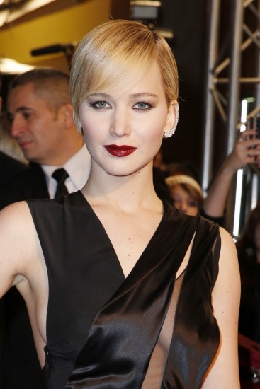 Foto Jennifer Lawrence, labios burdeos que resaltan con su pelo rubio y su tez clara
