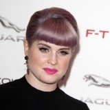 Kelly Osbourne presume de labios llamativos con ropa negra