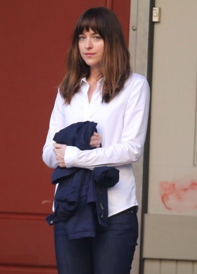 Foto Dakota Johnson, caracterizada como Anastasia Steele, en una de las últimas imágenes del rodaje de 50 sombras de Grey Foto Dakota Johnson, caracterizada como Anastasia Steele, en una de las últimas imágenes del rodaje de 50 sombras de Grey