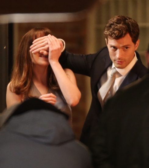 Foto Dakota Johnson y Jamie Dornan, en el momento en el que Christian Grey sorprende a Anastasia Steele Foto Dakota Johnson y Jamie Dornan, en el momento en el que Christian Grey sorprende a Anastasia Steele