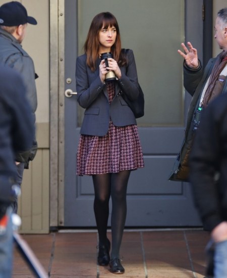 Foto Dakota Johnson metida en la piel de Anastasia Steele nos está dejando looks de lo más inspiradores en el rodaje de 50 sombras de Grey Foto Dakota Johnson metida en la piel de Anastasia Steele nos está dejando looks de lo más inspiradores en el rodaje de 50 sombras de Grey