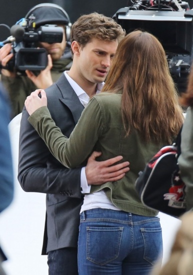 Foto Dakota Johnson y Jamie Dornan, en un momento del rodaje de 50 sombras de Grey en Canadá Foto Dakota Johnson y Jamie Dornan, en un momento del rodaje de 50 sombras de Grey en Canadá