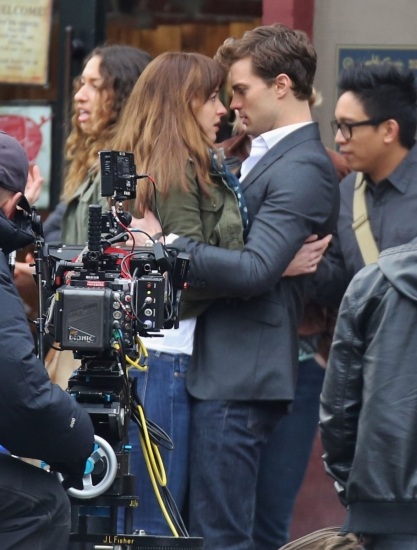 Foto Dakota Johnson y Jamie Dornan en una intensa escena de 50 sombras de Grey Foto Dakota Johnson y Jamie Dornan en una intensa escena de 50 sombras de Grey