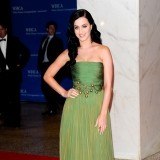 Katy Perry se deja seducir por los drapeados para realzar sus curvas