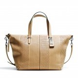 Coach también apuesta por la piel troquelada para sus bolsos de esta primavera-verano 2014