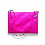 Los bolsos cuadrados y de cadena fina son otra de las apuestas para esta primavera-verano 2014