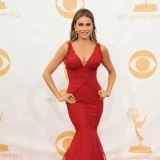 Sofía Vergara apuesta por el color rojo para lucir curvas y derrochar sensualidad