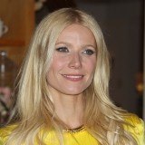 Gwyneth Paltrow le da cuerpo a su cabello con suaves ondas para que su rostro no parezca tan alargado