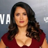 Los peinados con volumen son perfectos para rostros cuadrados como el de Salma Hayek