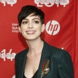 Anne Hathaway opta por peinados que no le tapen su cara menudita