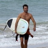 Hugo Silva mantiene su cuerpo perfecto a base de surf, uno de sus deportes favoritos