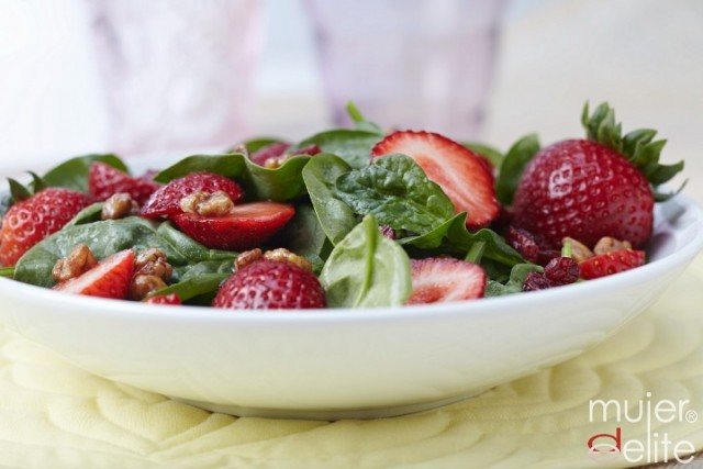 Foto Fresas en ensalada, una delicia que cuida tu figura