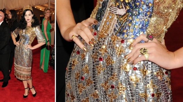 Foto Katy Perry y su manicura nail art en dorado Foto Katy Perry y su manicura nail art en dorado